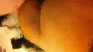 وقحة بريطانية صريحة تبلغ النشوة بضربة ألعاب للفرج والمؤخرة