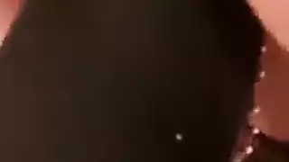 فتاة المؤخرة الفقاعية إنجي تأخذ عدة قذفات على خديها الكبيرين