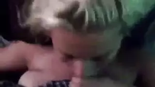 فتاتان شقراوتان على ركبتيهما للقيام بعملية مص قضيب مزدوجة صريحة