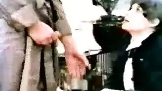 عاهرات أجنبيات شابات تمارس الجنس المزدوج مع بروفيسورها الوسيم في فيلم إباحي صريح