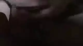 كانت تلعب وحدها عندما وصل صديقها لتحقيق خيال الجنس المزدوج