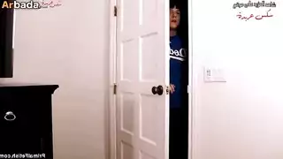 جسد الأم المثير يجد الراحة على قضيب شاب صلب