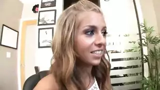 مراهقة روسية تشاهد بورنو تحصل على قضيب من صديق أخيها