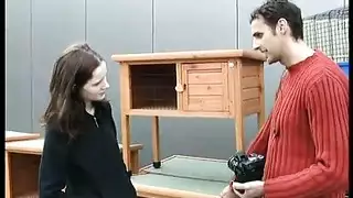 يوم الغسيل الإباحي: خادمة إسبانية منحنية فوق الغسالة