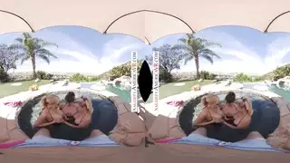 في آر بورن: فحل يضاجع ثلاث عاهات مثارة في الواقع الافتراضي