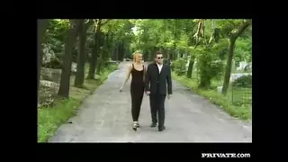 السكرتيرة تفتح ساقيها لنيكة قوية على المكتب