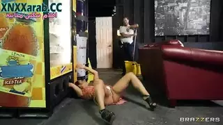 ممثلة بورنو تدفع ماكينة النيك إلى أقصى حدودها